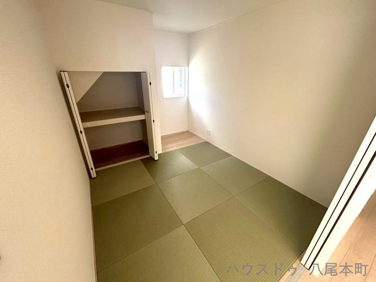 やわらかな畳の香りが心地よい和室は、客間としてもお子様の遊び場としても便利。家族のくつろぎ空間として、心穏やかな時間を過ごせます。