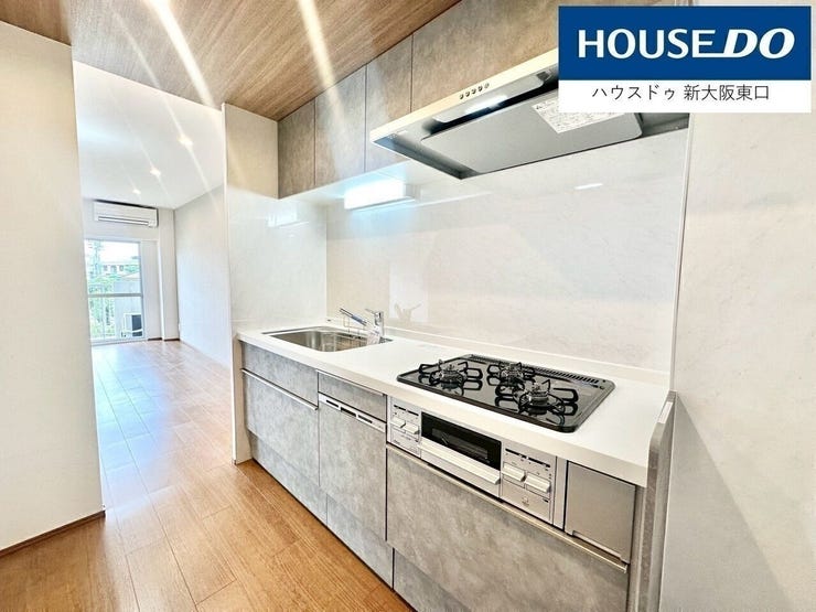 こちらもダウンライト新設で明るいです。
食器洗浄機もついていますね。