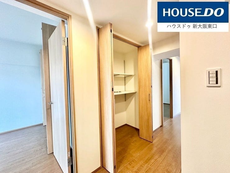 収納は奥行たっぷり。
棚の高さが調整できるタイプです。