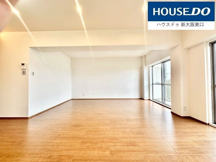 ダウンライト新設で、間接照明の優しい光に包まれたリビングです。