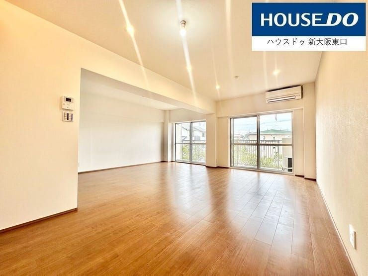 振り分けタイプなので窓がふたつあり、たくさんの日が入ります。
南東向きで、特に午前中が明るいお部屋となります。