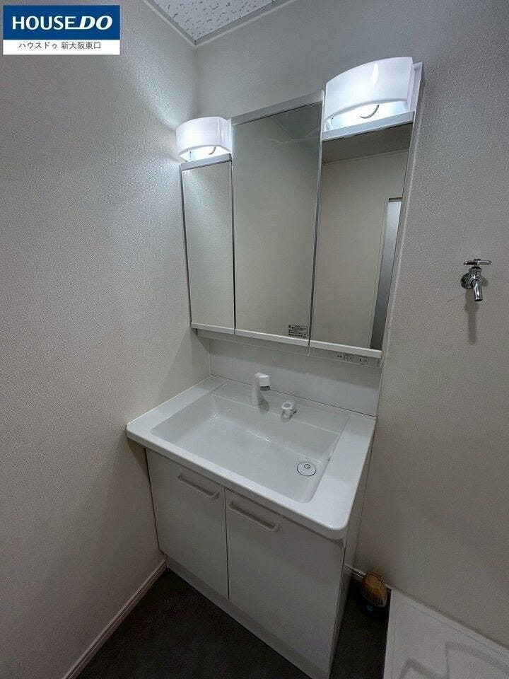 三面鏡で収納豊富な洗面台