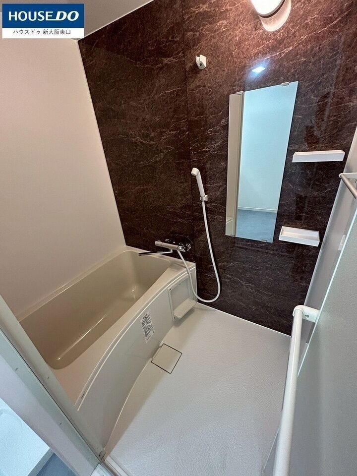 シンプルなバスルーム