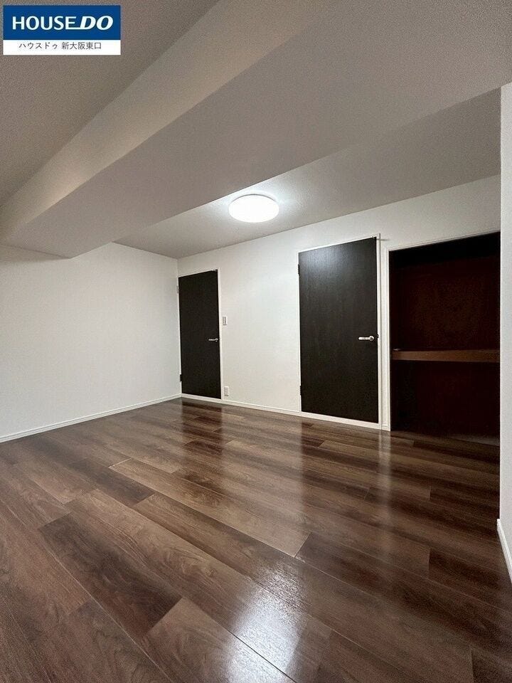 9帖洋室
広々な空間に小窓付きで通気性良く、収納付きなので
寝室などにご使用をおすすめ致します★