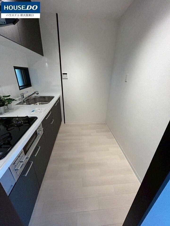 バックスペースも広く食器棚など置けるスペース有!