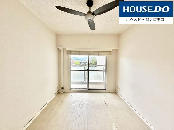 洋室6帖。
天井が高く、数字以上に広く感じられます!