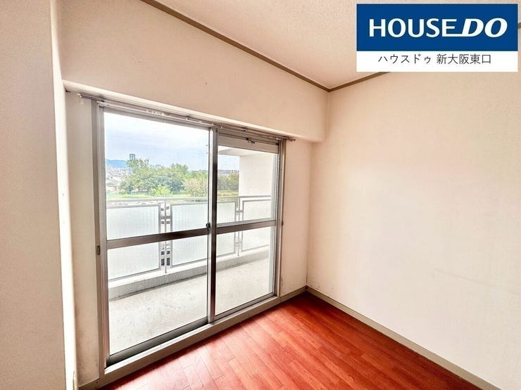 バルコニー壁面は透過性なので、太陽の光がお部屋の奥まで届きます。明るい!!