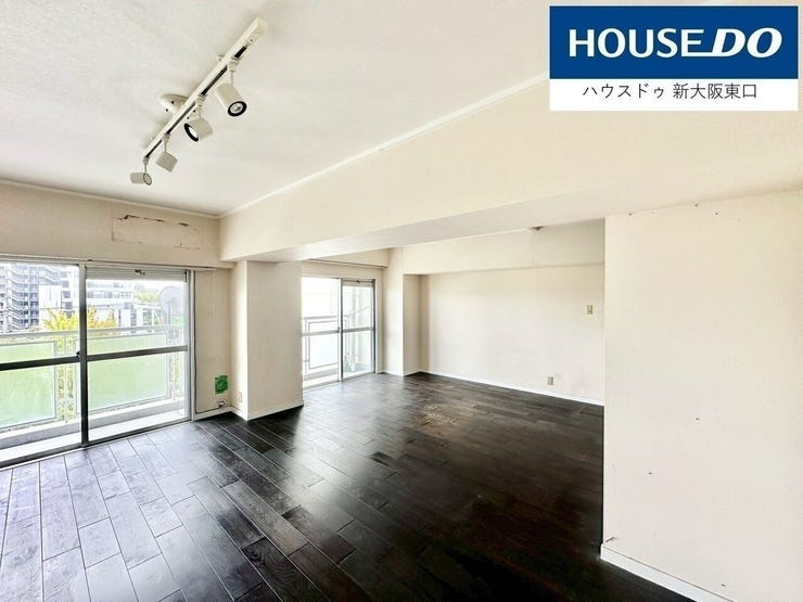 洋室5.3帖
こちらも窓もバルコニーに面しており
とても明るい。
照明をつけなくてもこの明るさです