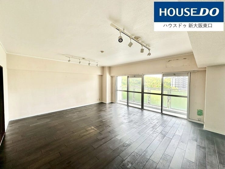 洋室6.0帖
こちらはフローリングが白を基調としたリフォームがなされています。