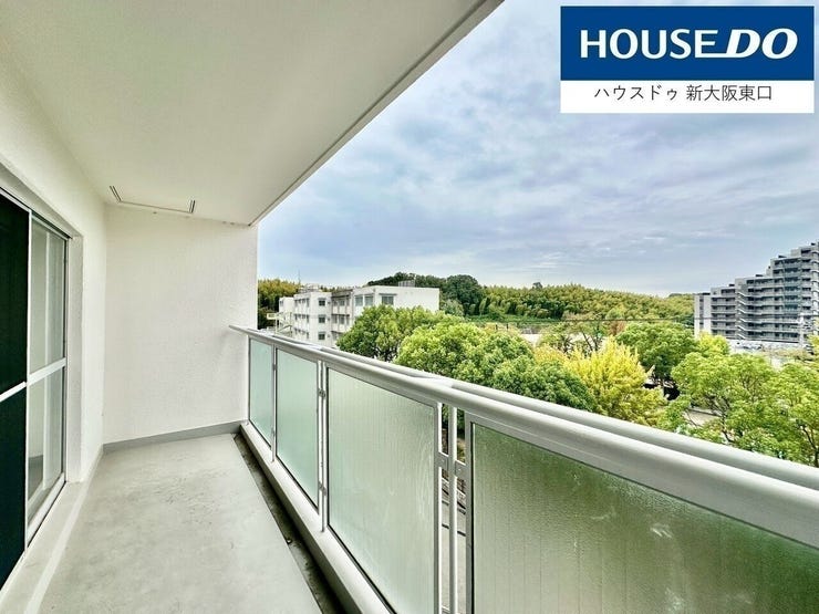 バルコニーは南向き。
周辺に高い建物がないので、眺望抜けています!!