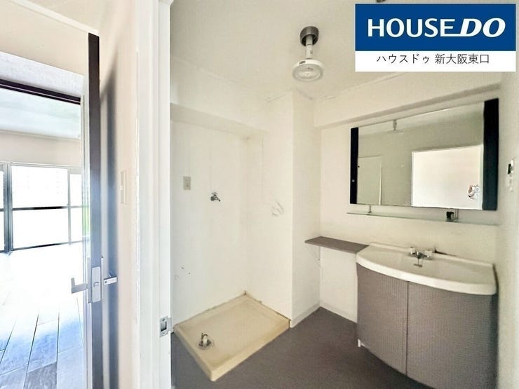 洗面所
一面鏡張りのゴージャスな洗面台。
ボウルも大き目のシャンプードレッサーですね