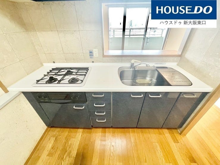 三口コンロとグリル付きの対面型システムキッチンです。