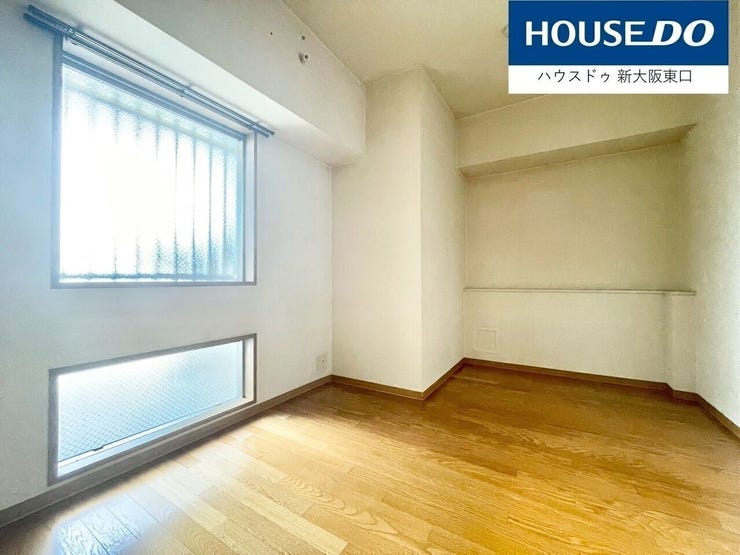 北と西向きに窓がある5帖の寝室です。