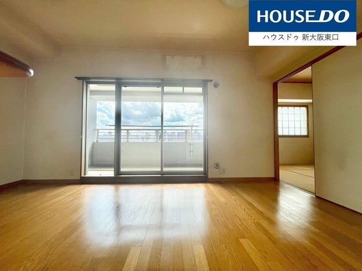 南向きにバルコニーがある6.8帖の洋室です。
隣はリビングです。