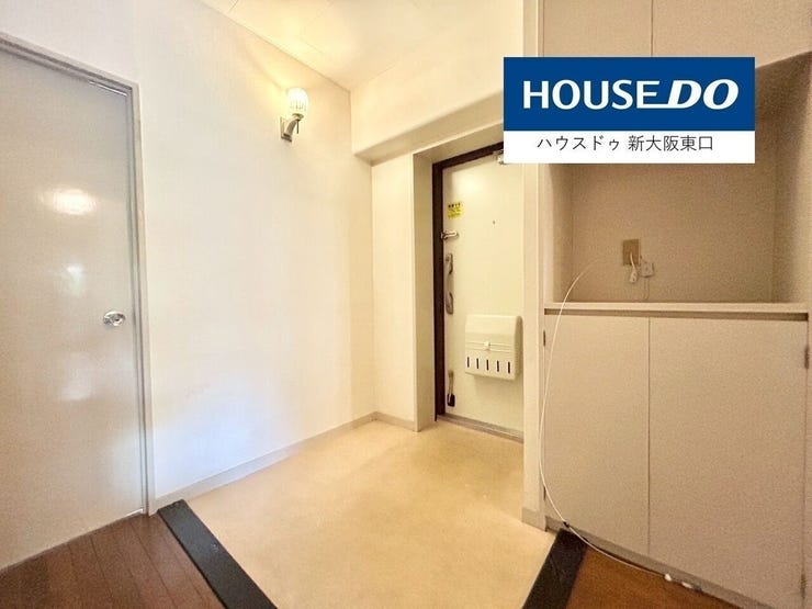 玄関はゆったり広めです。
シューズボックスがございます。