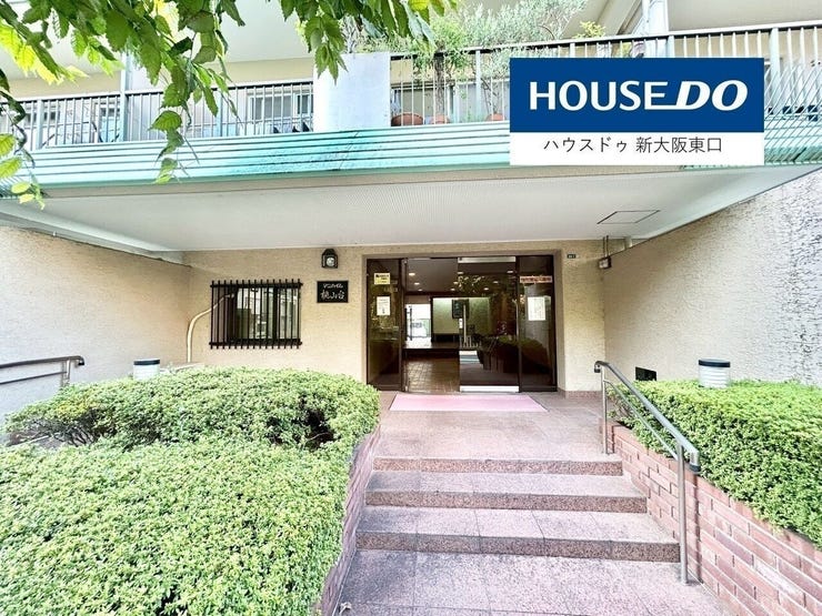 エントランスは緑も鮮やか。
植栽は丁寧に手入れされておりました。