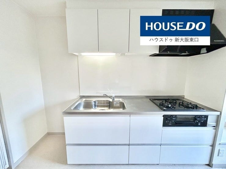 三口コンロ・グリル・食器棚付きのシステムキッチン
左に冷蔵庫置き場があります。