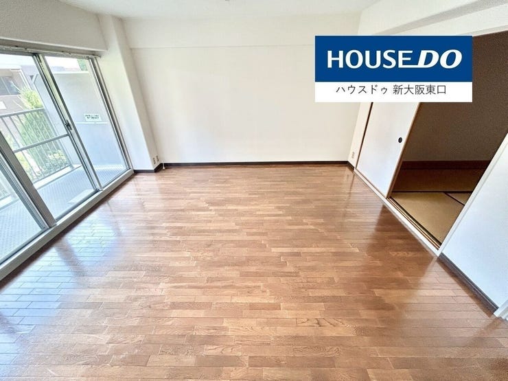 南東向きバルコニーで明るく、15帖以上のLDKです。
奥は和室です。