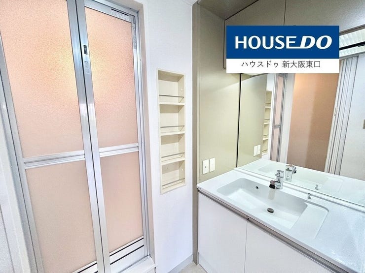 キッチンから繋がる洗面所です。