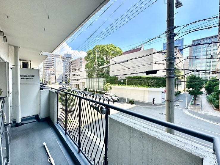 ワイドバルコニー
前面道路は交通量がさほど多くないので音は気になりません。