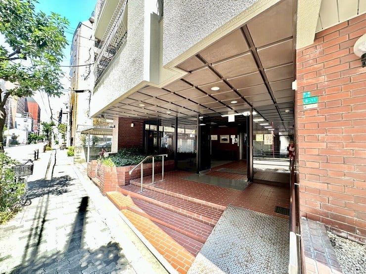 エントランスにはスロープもあり。
レトロな外見ですが、きちんと整備されている印象です。