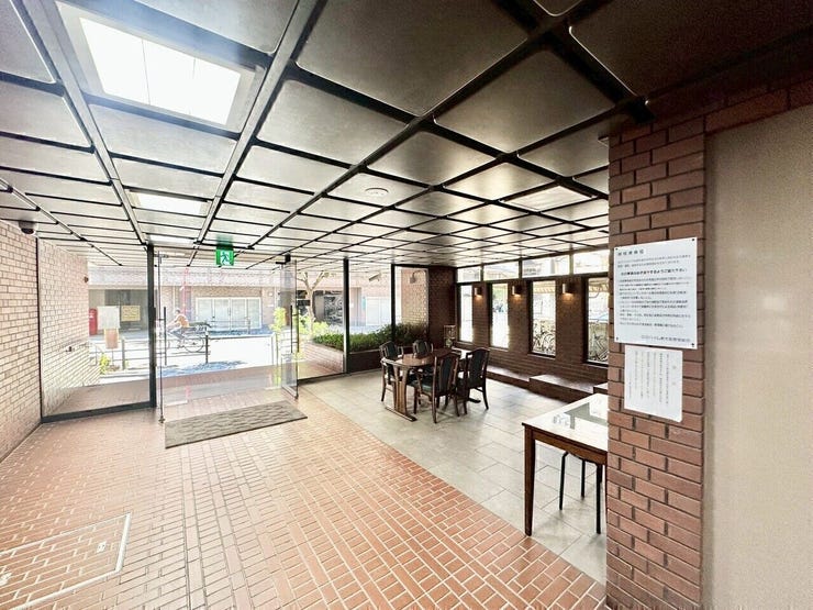 ロビーにはテーブルがあり、くつろぎの空間が演出されています。
管理人は日勤です。