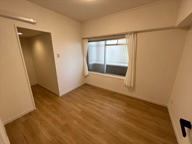 WIC付き4.6帖洋室:キッチン横にあたる洋室です。南面の窓から光が入ります。
(2025年11月20日撮影)