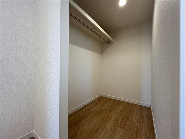 WIC付き4.6帖洋室:ウォークインクローゼットには扉を設けていないので、物の出し入れもサッと行えますね。また湿気もこもりにくいです。
(2025年11月20日撮影)