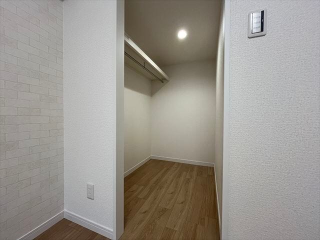 WIC付き6帖洋室:お洋服はもちろん、スーツケースなどの大物もしっかり収納できます。
(2025年11月20日撮影)