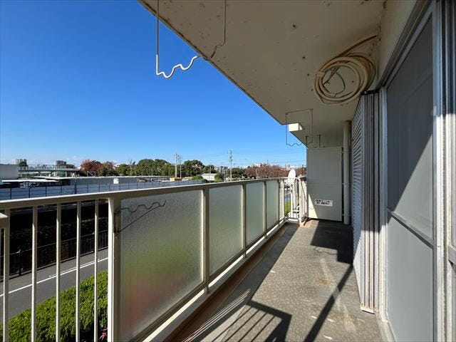 南西に向けた使い易いバルコニー。やわらかな陽射し、心地よい風、一歩外へ出て身体を伸ばす。どこまでも広がる青空の下、限りない開放感を味わえる空間です。
(2025年11月20日撮影)