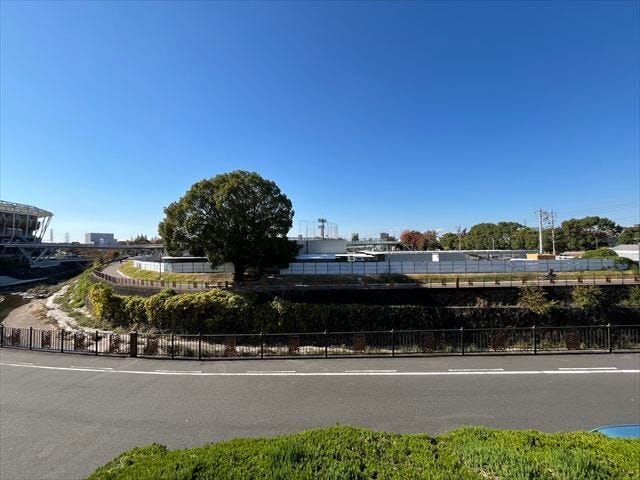 バルコニーからの眺望です!この景色が見れるのが、このお部屋の魅力です♪山崎川の向こうには「パロマ瑞穂野球場」があります。
(2025年11月20日撮影)