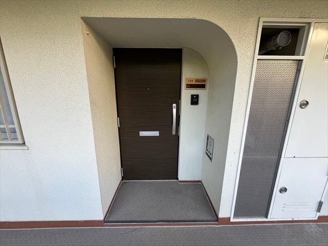 外玄関です。共用廊下より、一歩中に入った造りですので、玄関を開けた時に通行する人を気にすることなく出入りができます◎
(2025年11月20日撮影)