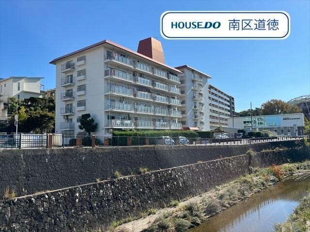 【外観】
7階建ての2階部分のお部屋にあたります。2025年11月リフォーム完了♪
地下鉄名城線/瑞穂運動場東駅 徒歩約8分、地下鉄桜通線/瑞穂運動場西駅 徒歩約13分とアクセス良好◎