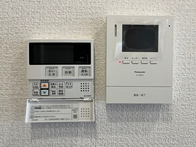 ◆モニター付きインターホン◆給湯パネル◆インターホンにモニターが付いています。玄関まで行かずにリビングから来客の対応、お風呂の予約や追い炊き等出来ます。