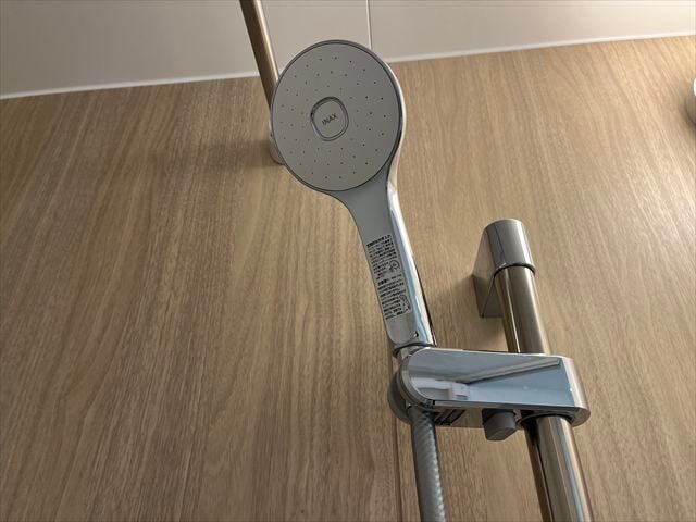 ◆シャワーヘッド◆INAX製のシャワーヘッドです。手元止水スイッチで節水・省エネ!