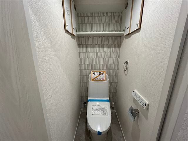収納棚付きのトイレです。トイレットペーパーのストックも置いておけますね。
