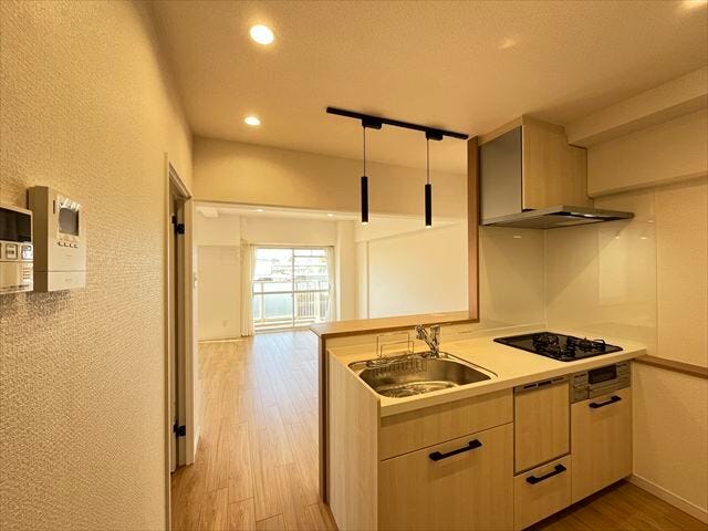 キッチンからリビングが見渡せるので、小さなお子様の様子を見ながら料理ができます♪