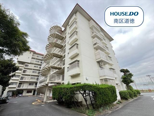 総戸数51戸のマンションです。
市営バス「田辺通四丁目」停 徒歩約4分。