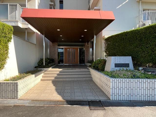 マンション中央にエントランスがあります。