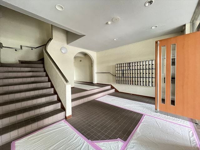 西側と東側から繋がるロビーです。ゆったりとしたスペースがあり、共用階段もゆとりがあります。