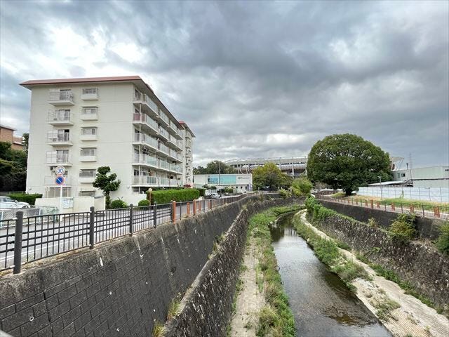 マンション西側を流れる山崎川です。爽快な景色が見渡せます。