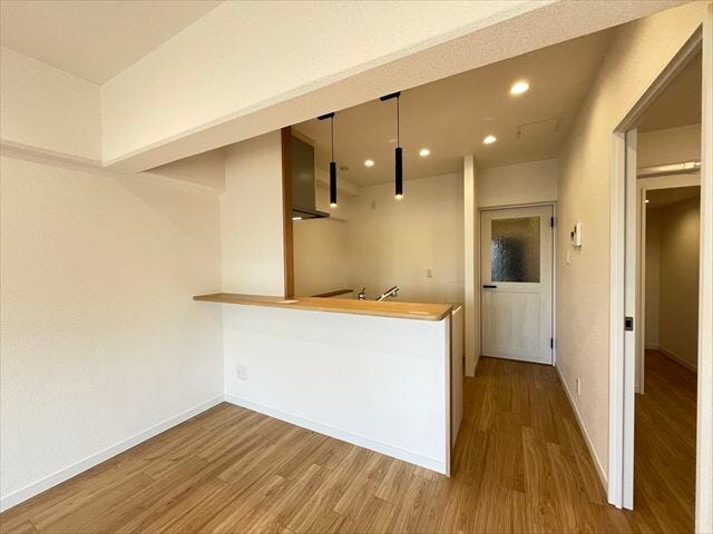 オシャレな照明付き!ナチュラルな色合いの内装が優しい雰囲気に♪
(2025年11月20日撮影)