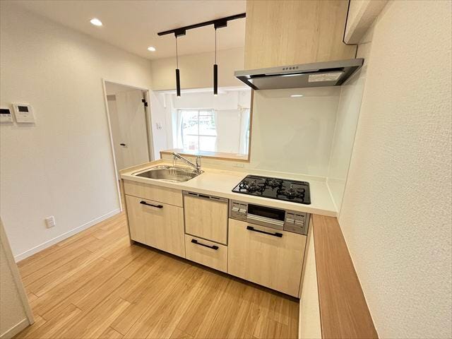 キッチン横にはカウンターが付いて、小物や調味料など置くのに便利です!食洗器・浄水器付きで機能的で使いやすいですね◎
(2025年11月20日撮影)