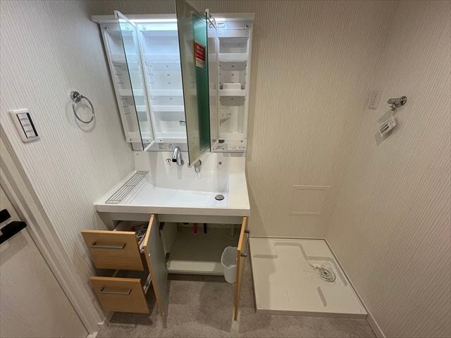 鏡の裏側は収納になっているので、歯ブラシなども片付けられます。洗面台の下は、引き出し式収納もあるので、タオルのストックやお化粧品も収納できます。
(2025年11月20日撮影)