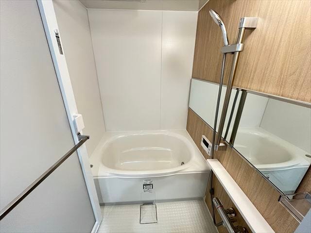 木目調の壁が落ち着いた印象を与えてくれる浴室です。浴室暖房乾燥機を標準装備!節水タイプの保温浴槽!
(2025年11月20日撮影)