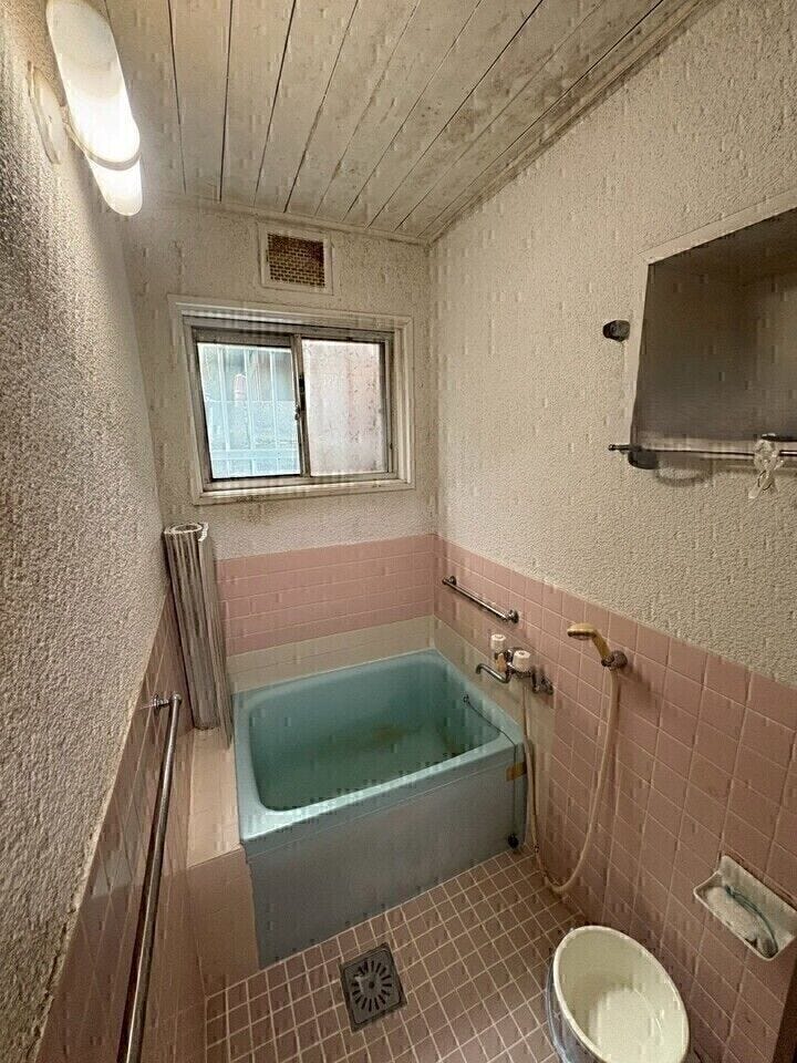 昔ながらの浴室★
窓もついているので換気もばっちりです。
※小物類を除去する修正を行っております。
