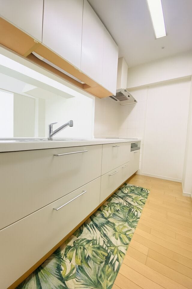 ご家族との会話を楽しみながら炊事のできるカウンターキッチン☆
3口コンロ、グリル付きでお料理の時短も叶います!