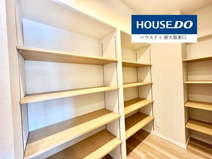 キッチン裏のパントリー。
回遊同線になっていますので、人の流れがとてもスムーズ。
よく考えられています。