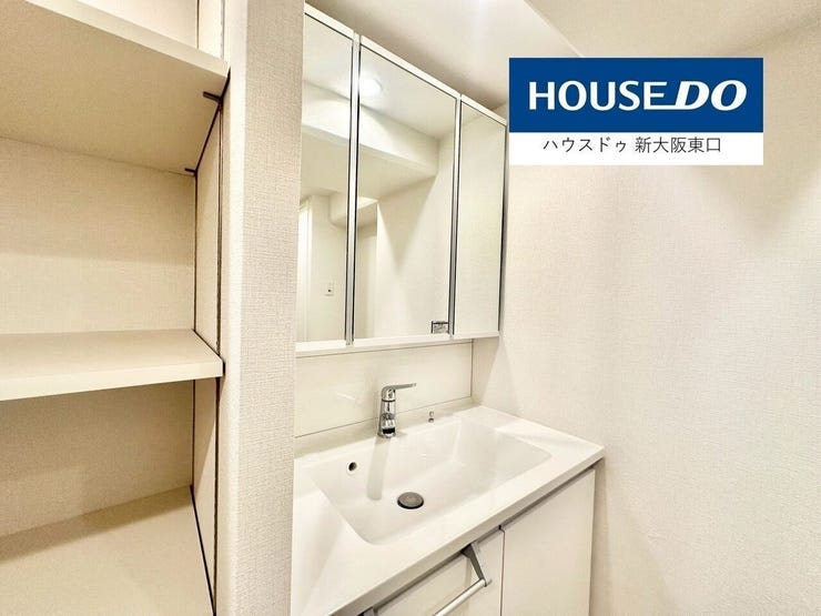 【新調】
三面鏡タイプのシャンプードレッサー
鏡の裏が収納となっているので、荷物が散らからなくてよいです。