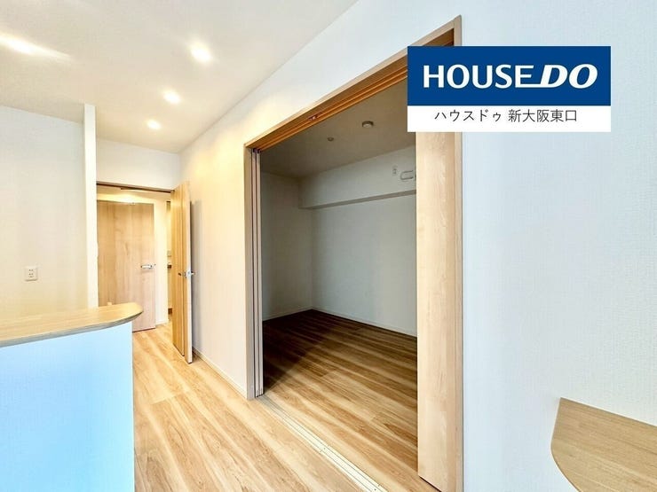 照明がないので、暗く見せますが、角部屋なのでこちらにも太陽の光が入ります。